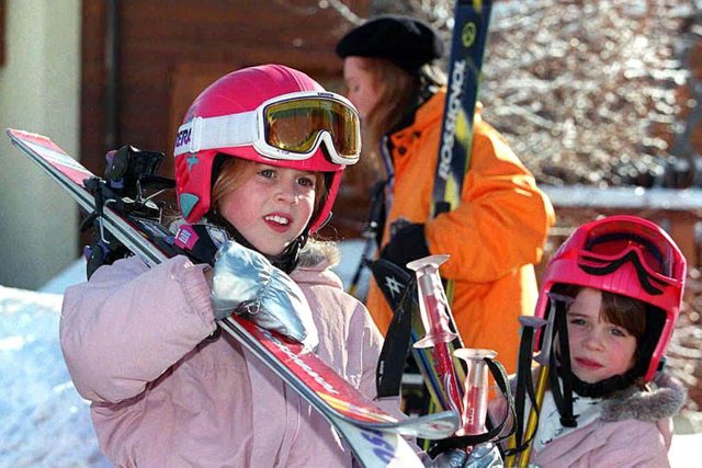 Famille royale : photo des princesses Batrice et Eugnie au ski.