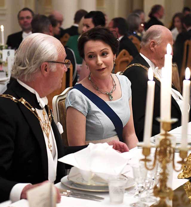La famille royale doit savoir quitter la table discrtement.