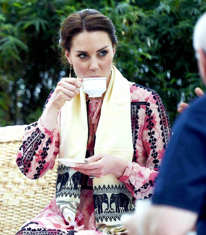 La famille royale doit savoir tenir sa tasse de thé correctement.