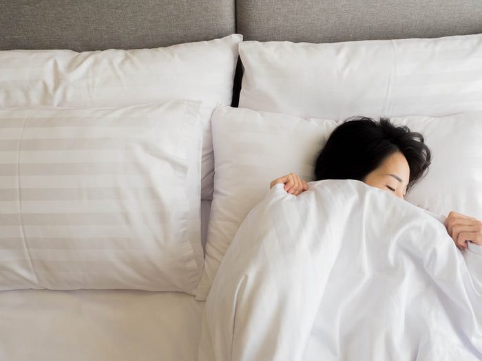 La grippe augmente le risque de pneumonie si l'on reste au lit.