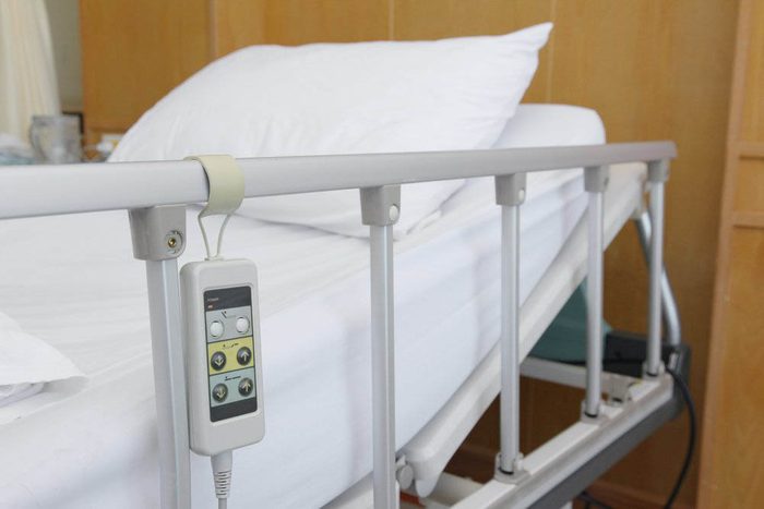 À l'hôpital, évitez de toucher les barrières de lits.