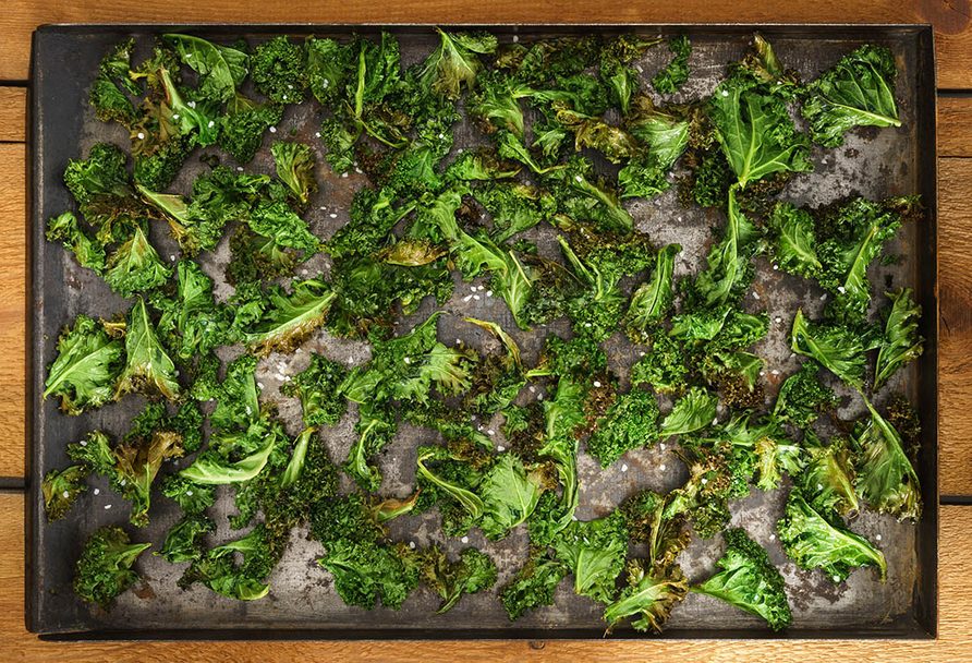 Recette de kale : accompagnez vos croustilles de sauce tahini.