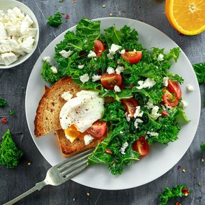 Œufs pochés et chou kale pour un délicieux déjeuner santé