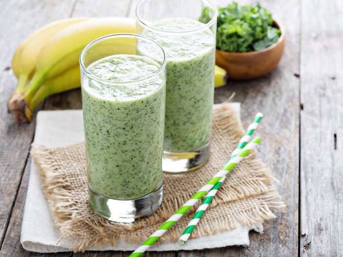 Recette de kale : buvez le en smoothie avec de la banane et de l'avocat.