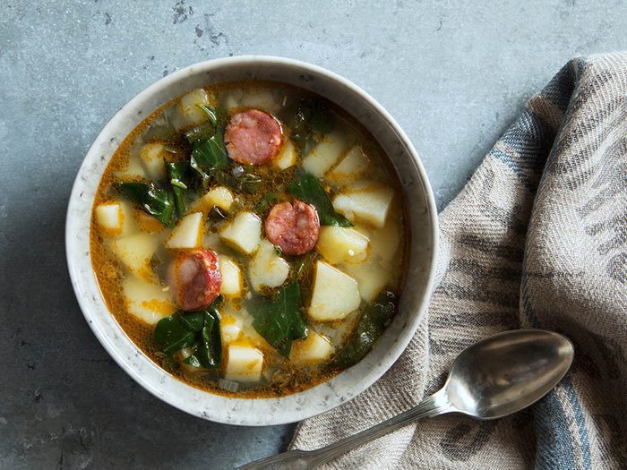 Recette de kale : soupe au saucisson.