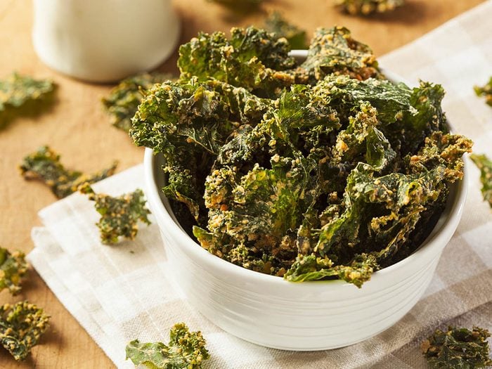 Recette de kale : faites griller quelques feuilles pour en faire des croustilles.