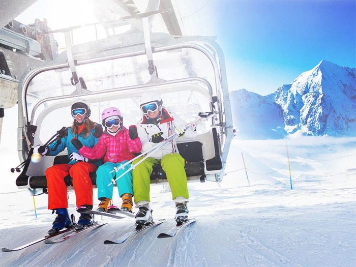 Faire du ski cet hiver vous aidera à favoriser les échanges sociaux et les rencontres.