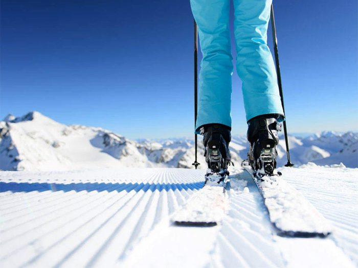 Faire du ski cet hiver vous aidera à brûler des calories.