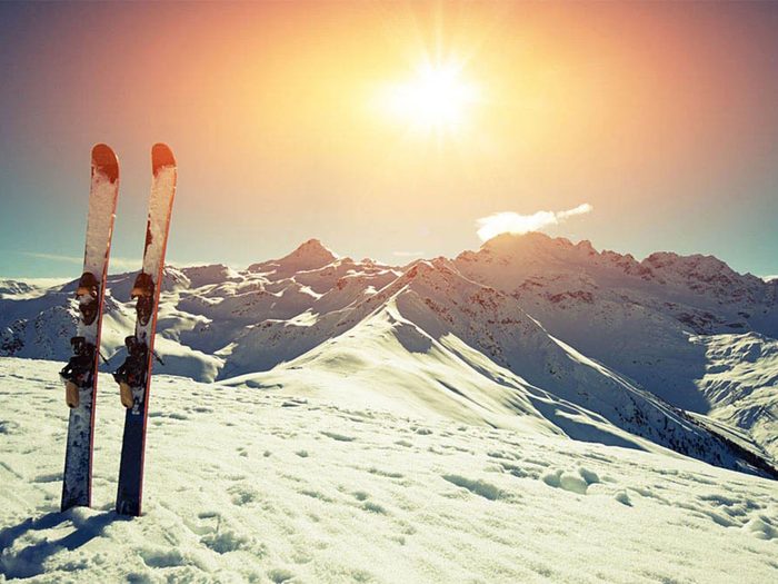 Faire du ski cet hiver contribuera à une bonne santé mentale.