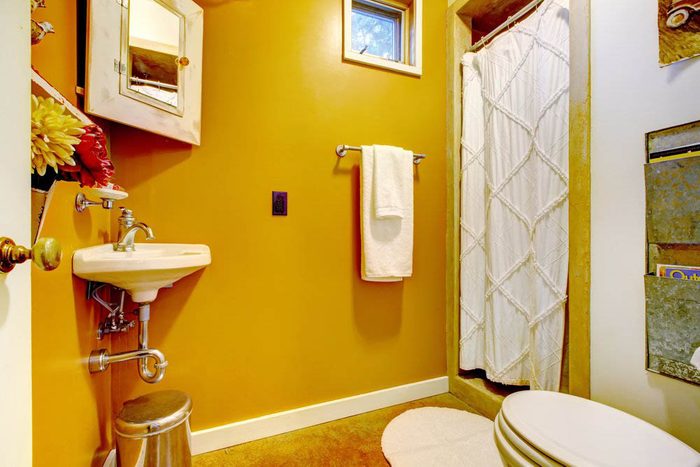 Votre maison vous fait vieillir la couleurs des murs est vert sauge ou jaune moutarde.