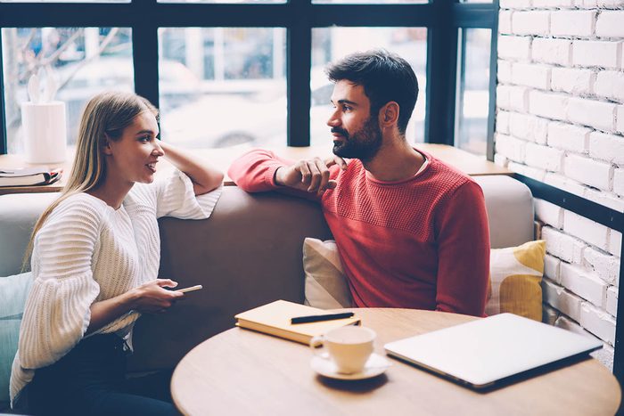 Pour résoudre un conflit relationnel, commencez la conversation sans confronter d’entrée de jeu.
