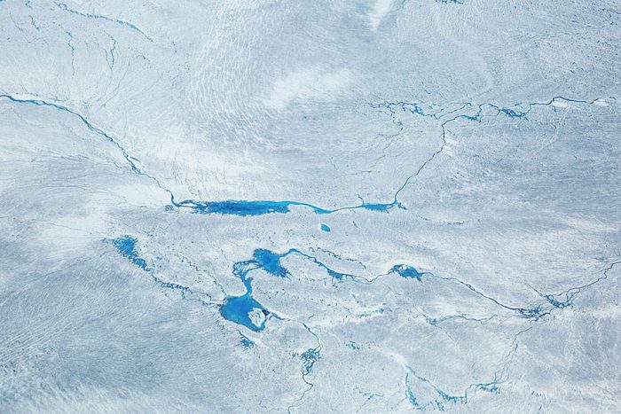 L’une des découvertes scientifiques de l’année, indique qu’un gigantesque cratère d’impact a été trouvé sous les glaces du Groenland.