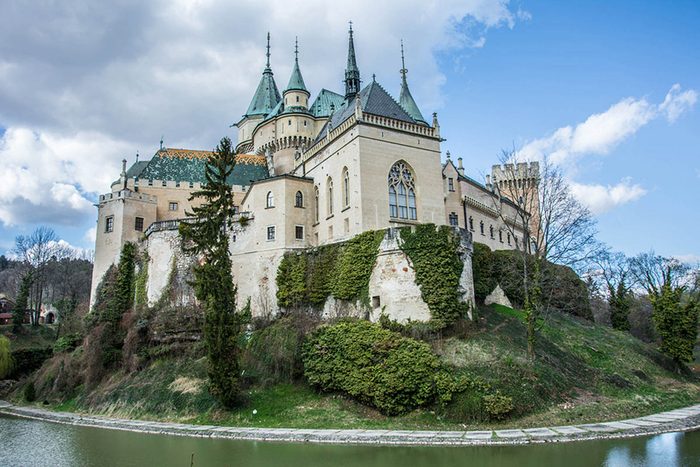 Destination de voyage : le château de Bojnice en Slovaquie.