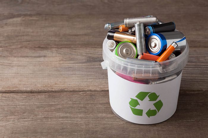 Résolution écologique à adopter : recycler les piles usagées.
