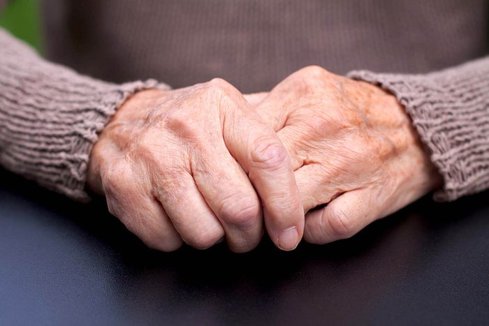 Mythe sur la santé : l’arthrite et les os qui craquent, ça fait partie du vieillissement.