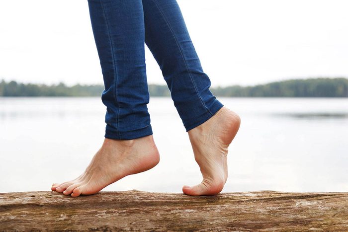 Mythe sur la santé : on marche mieux pieds nus.