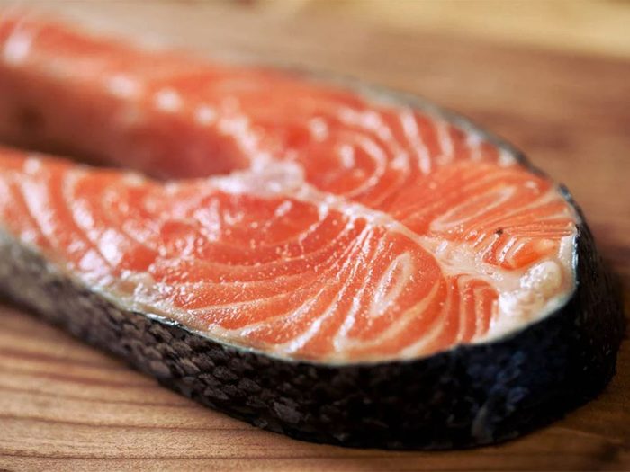 Le Saumon d'élevage de l'Atlantique fait partie des poissons que vous devriez éviter de manger.