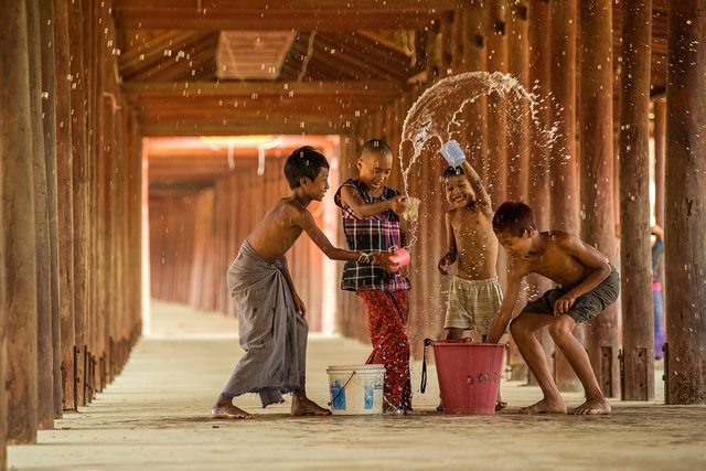 Tradition porte-bonheur en Birmanie : rcurez la malchance.