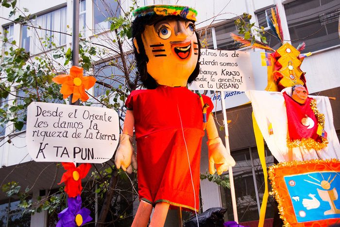 Tradition porte-bonheur en Équateur : brûlez vos griefs.