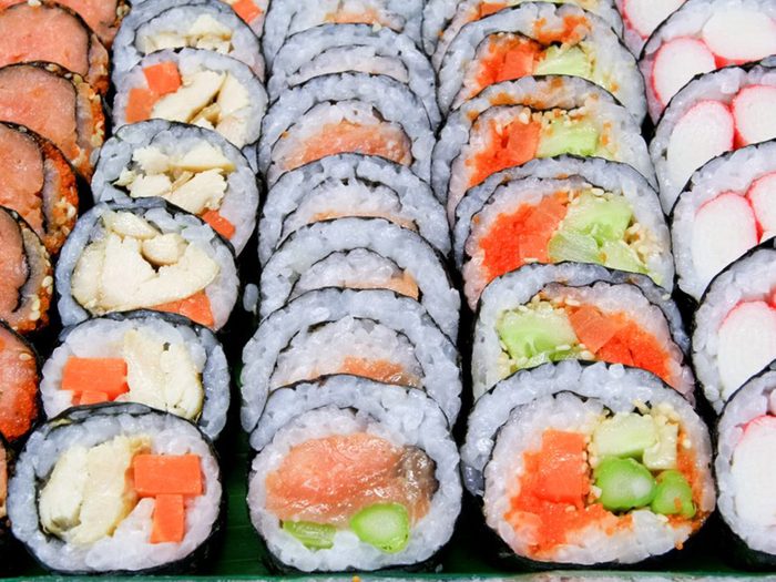 Parmi les aliments à éviter dans un buffet, il y a les sushis