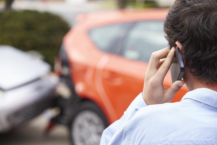 Après un accident de voiture, appelez votre compagnie d'assurance.