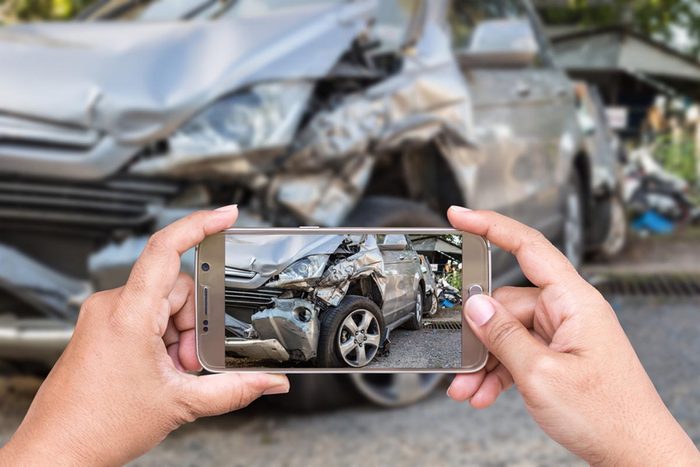 Après un accident de voiture, prenez des photos.