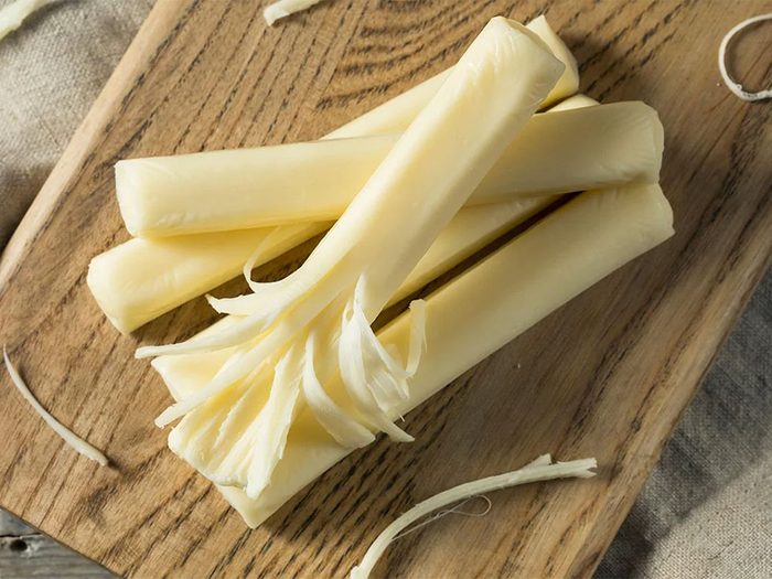 Les bâtonnets de fromage constituent l'une de meilleures collations faibles en calories.