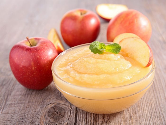 Une compote de pommes non sucrée constitue l'une de meilleures collations faibles en calories.