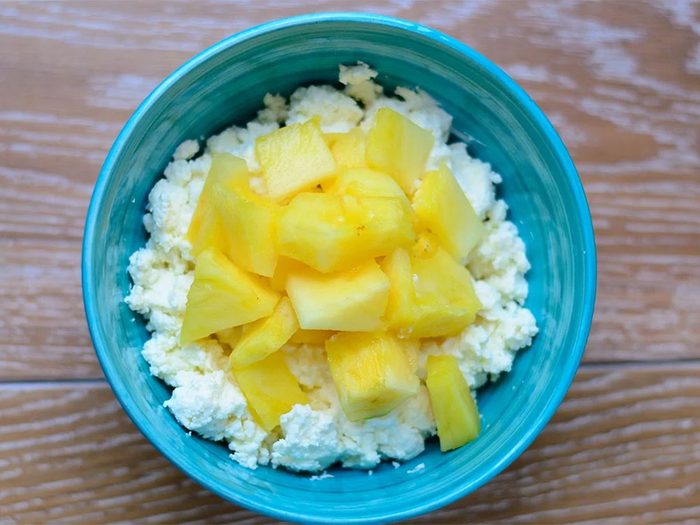 Du fromage cottage avec de l'ananas constitue l'une de meilleures collations faibles en calories.