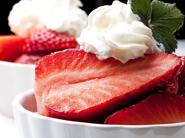 Des fraises avec un peu de crème fouettée constituent l'une de meilleures collations faibles en calories.
