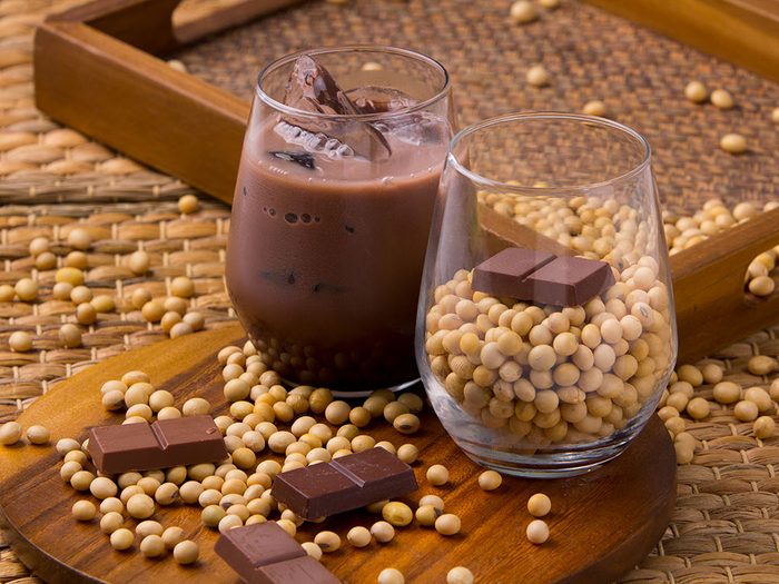 Le lait de soya au chocolat constitue l'une de meilleures collations faibles en calories.