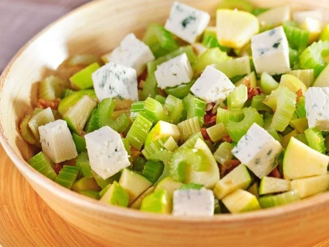 Des lgumes verts et fromage bleu constituent l'une de meilleures collations faibles en calories.