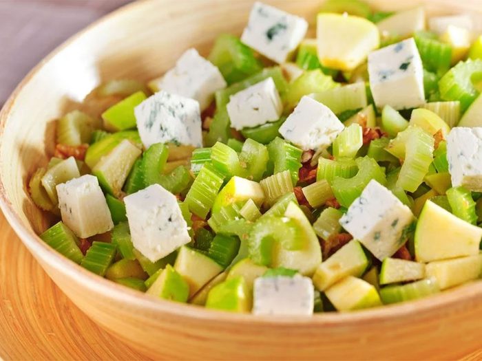 Des légumes verts et fromage bleu constituent l'une de meilleures collations faibles en calories.