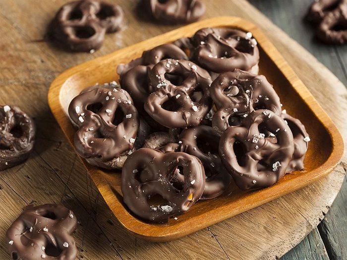 Les mini-bretzels au chocolat constituent l'une de meilleures collations faibles en calories.