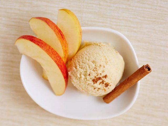 Une petite pomme et de la crme glace  la vanille constituent l'une de meilleures collations faibles en calories.