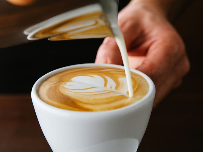 Le café latté constitue l'une de meilleures collations faibles en calories.