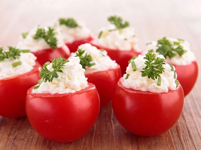 Des tomates cerises et fromage de chvre constituent l'une de meilleures collations faibles en calories.