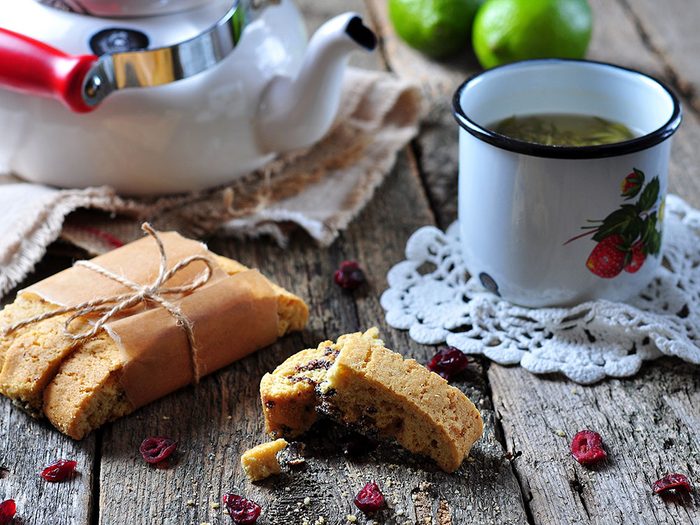 Du thé vert et un biscotti constituent l'une de meilleures collations faibles en calories.
