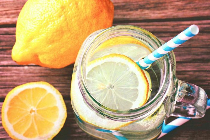 Vos dents peuvent être abîmées si vous buvez de l'eau aromatisée avec du citron.