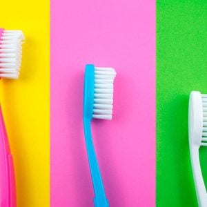 Choisir la brosse à dents la plus dure peut abîmer vos dents.
