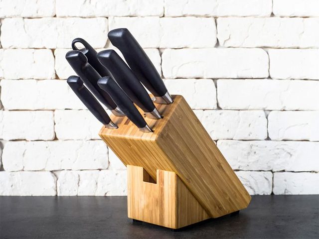 Erreur en cuisine: vous rvez dun ensemble de couteaux sur bloc de bois.