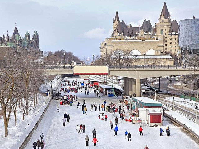 Patinez sur le canal Rideau pour profiter de l'hiver au Canada.