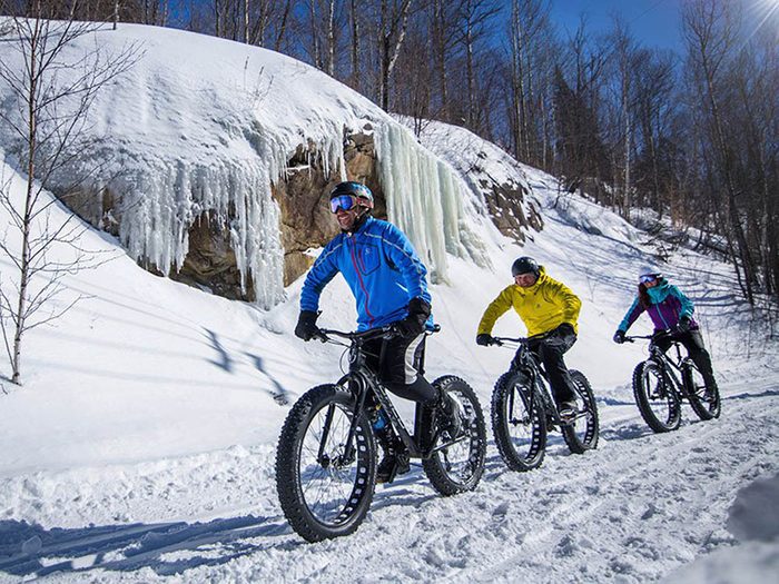 Hiver au Canada: Faites du vélo de montagne au Mont Tremblant.