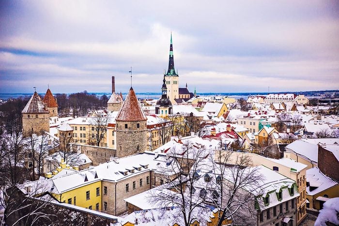 En hiver, visitez Tallin en Estonie.