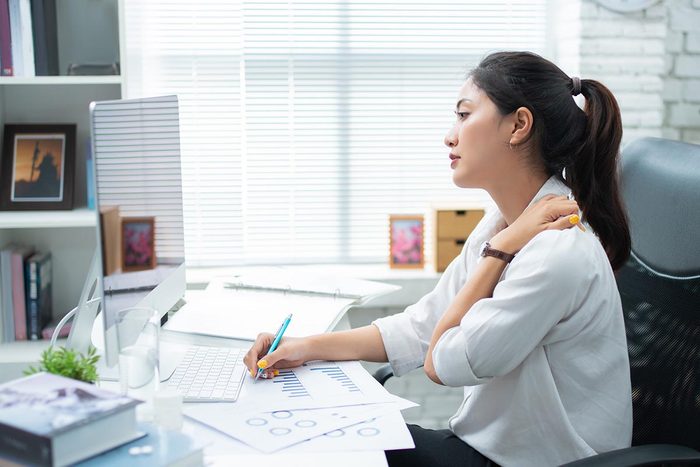 Mauvaises habitudes : vous adoptez une mauvaise posture au travail.