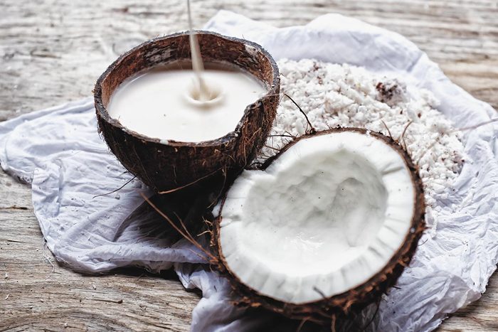 L'huile de noix de coco augmente le sentiment de satiété mais comporte plus de calories.