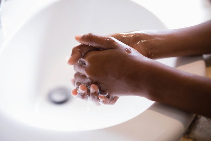 La peau sèche peut être due au lavage trop fréquent.