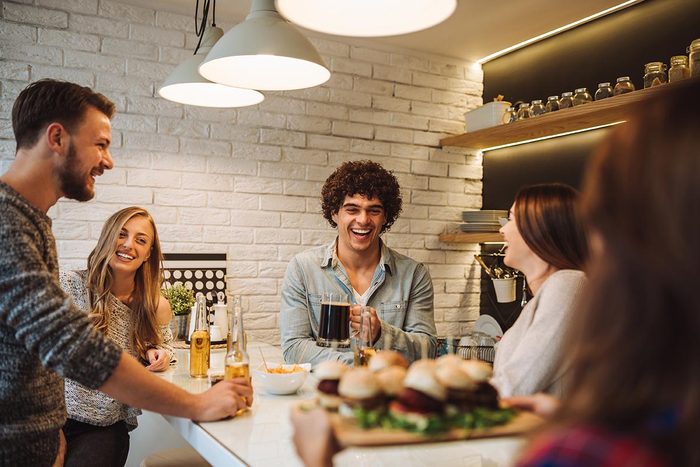 Pour perdre du poids, invitez des amis à dîner au lieu d'aller au restaurant.