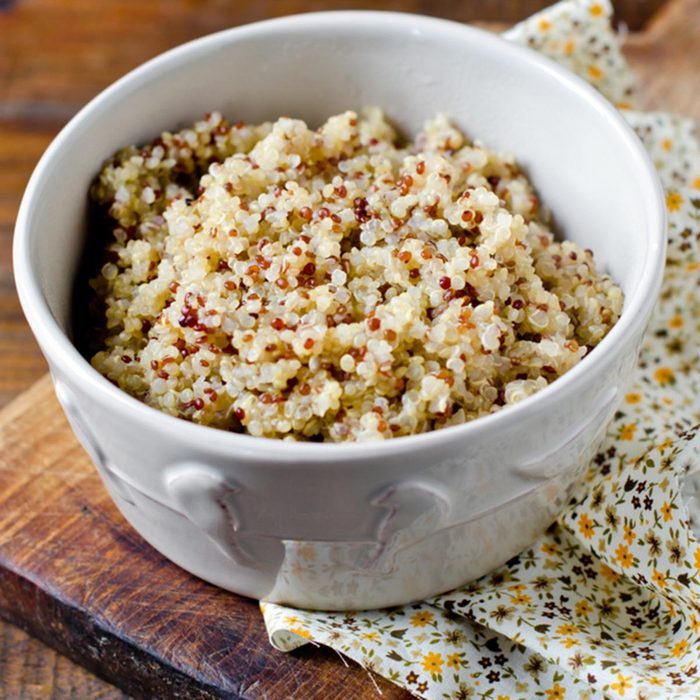 Des protéines végétales peuvent être ajoutées à votre smoothie avec du quinoa.