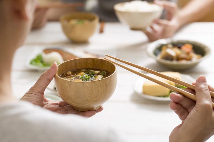 La soupe miso a de nombreux bienfaits santé.